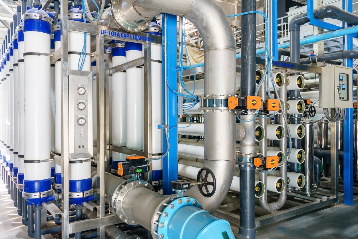Sistema de ósmosis inversa con tres membranas para tratamiento de agua, reducción de sales y aplicaciones industriales
