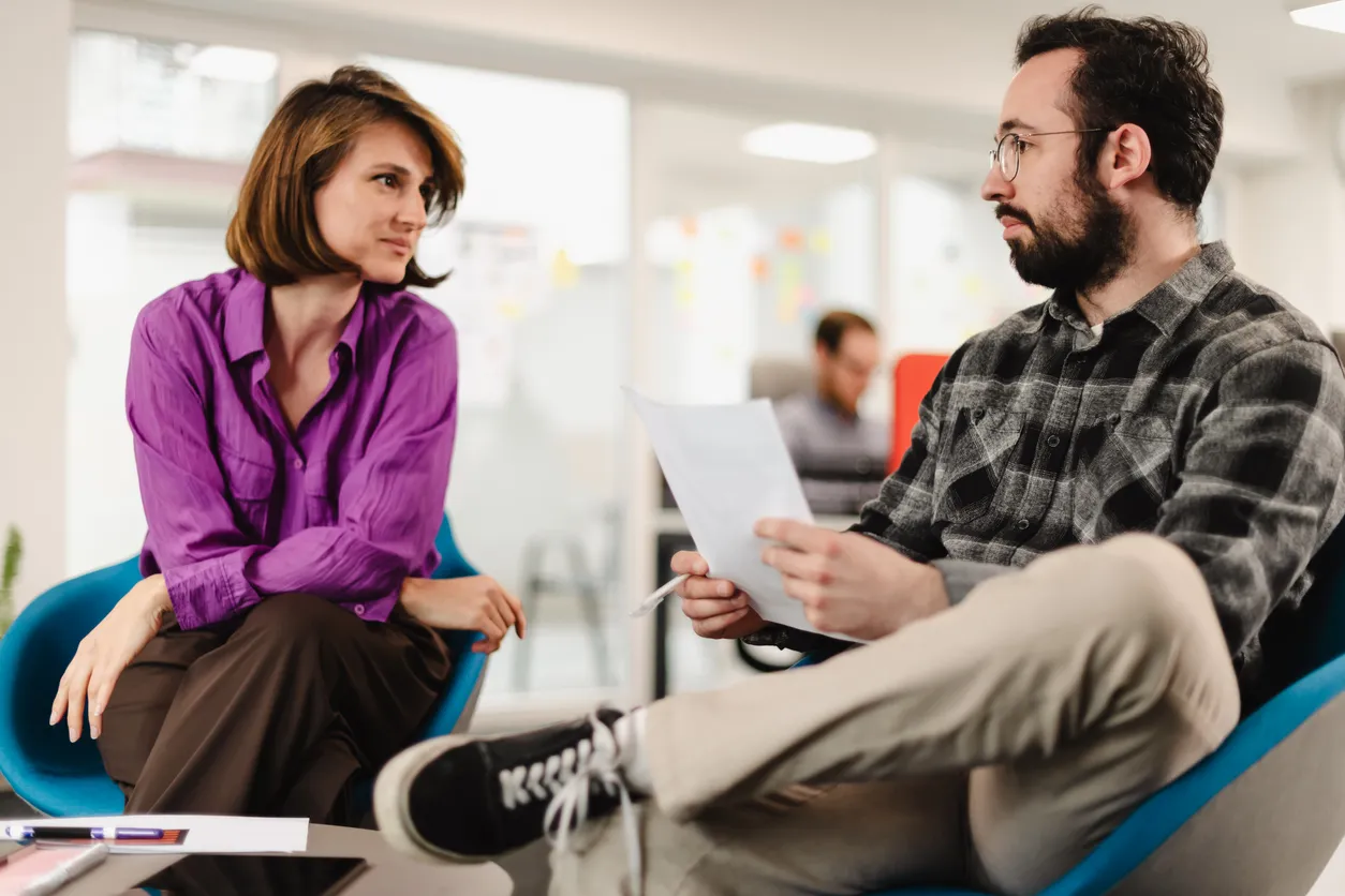 empleado hablando con una persona de recursos humanos para hablar de su situación en la empresa