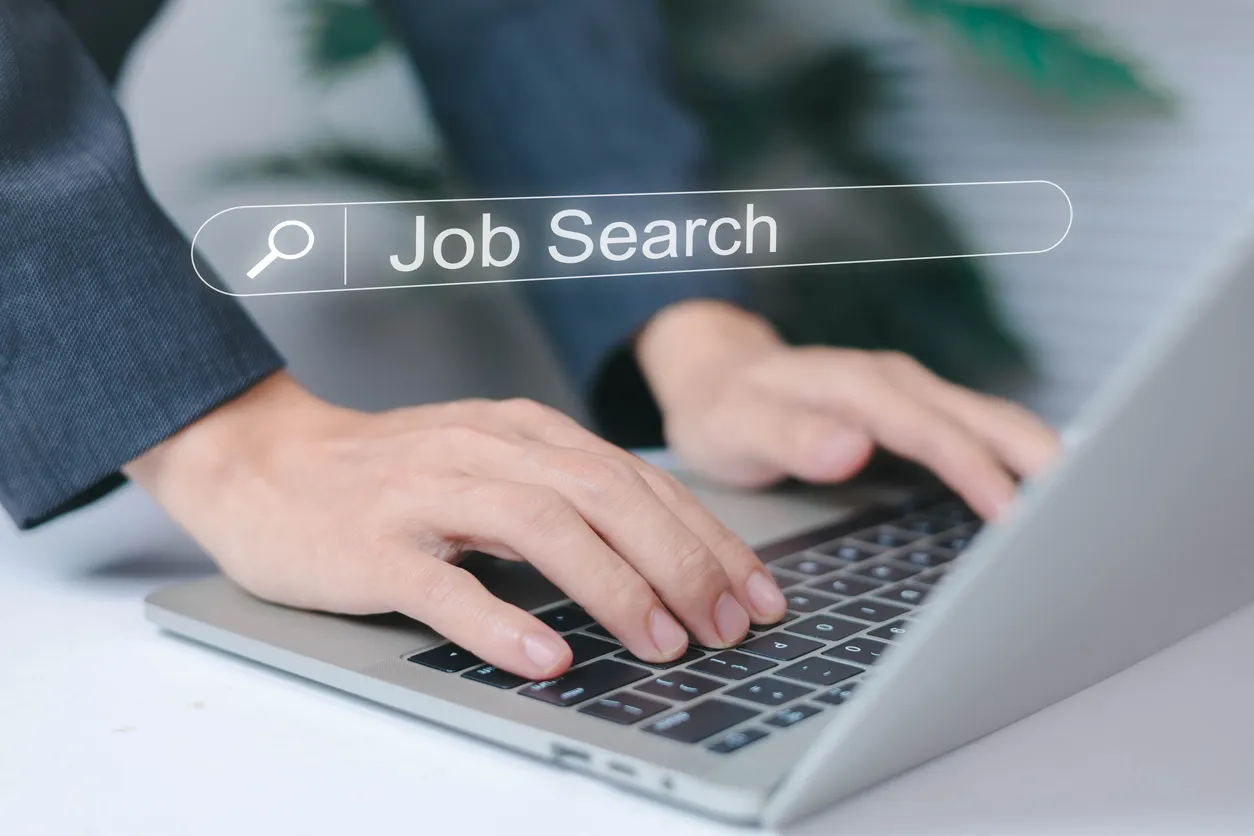 Persona buscando empleo en su laptop en sitio web