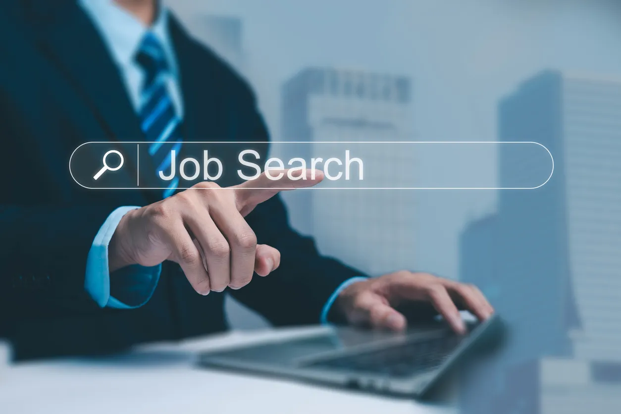persona buscando trabajo en su laptop en un sitio web