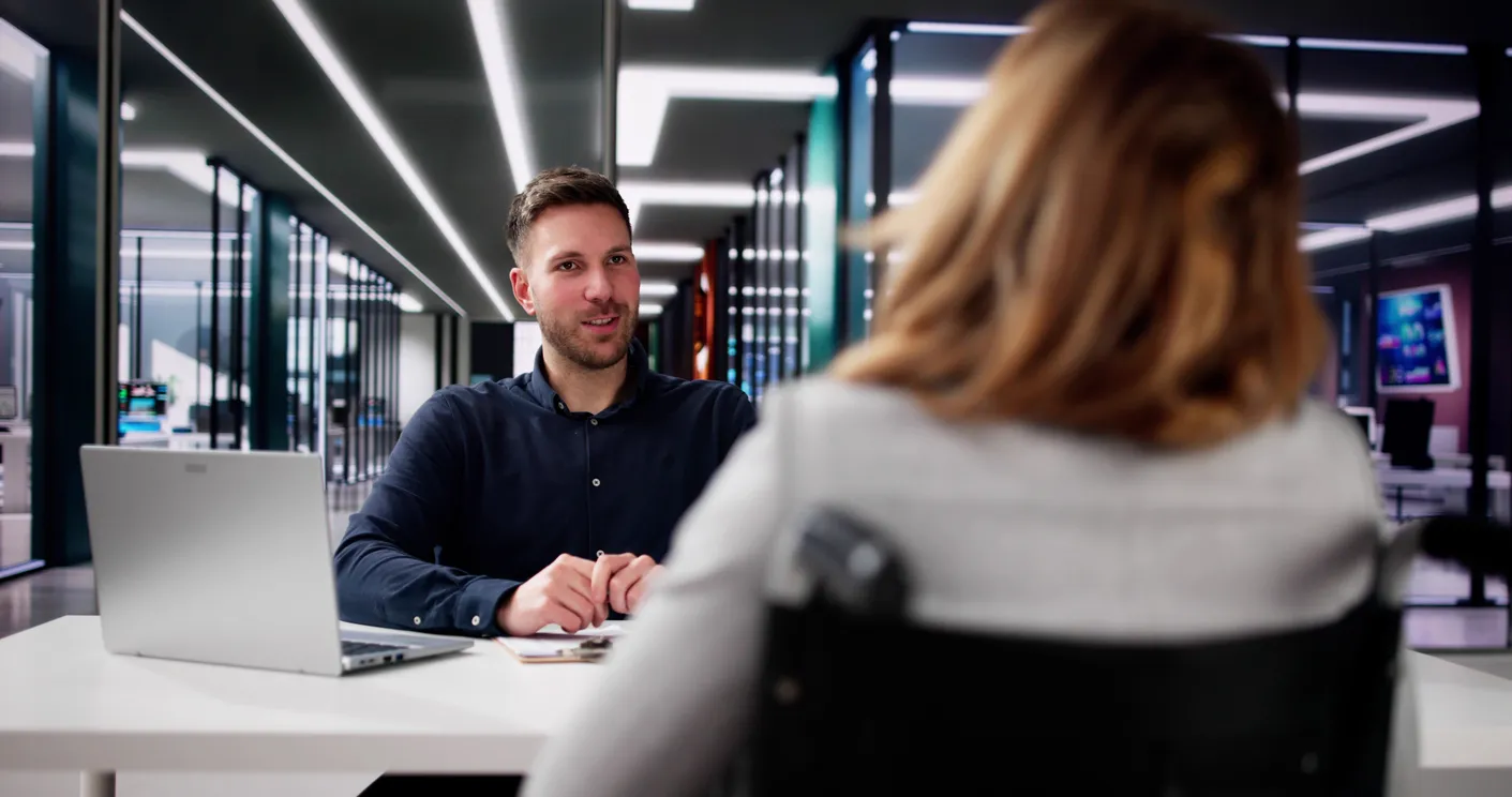 hombre joven en entrevista en oficina moderna