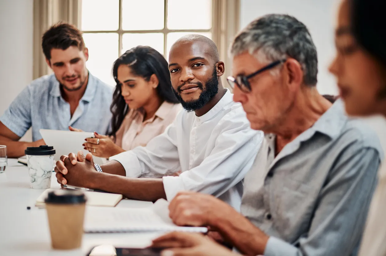 varias personas con diversas características fisicas muestran la diversidad que debe haber en toda empresa
