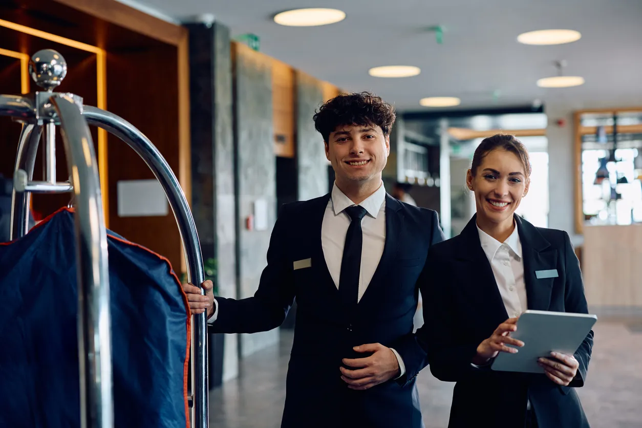 Dos empleados en lobby de un hotel moderno