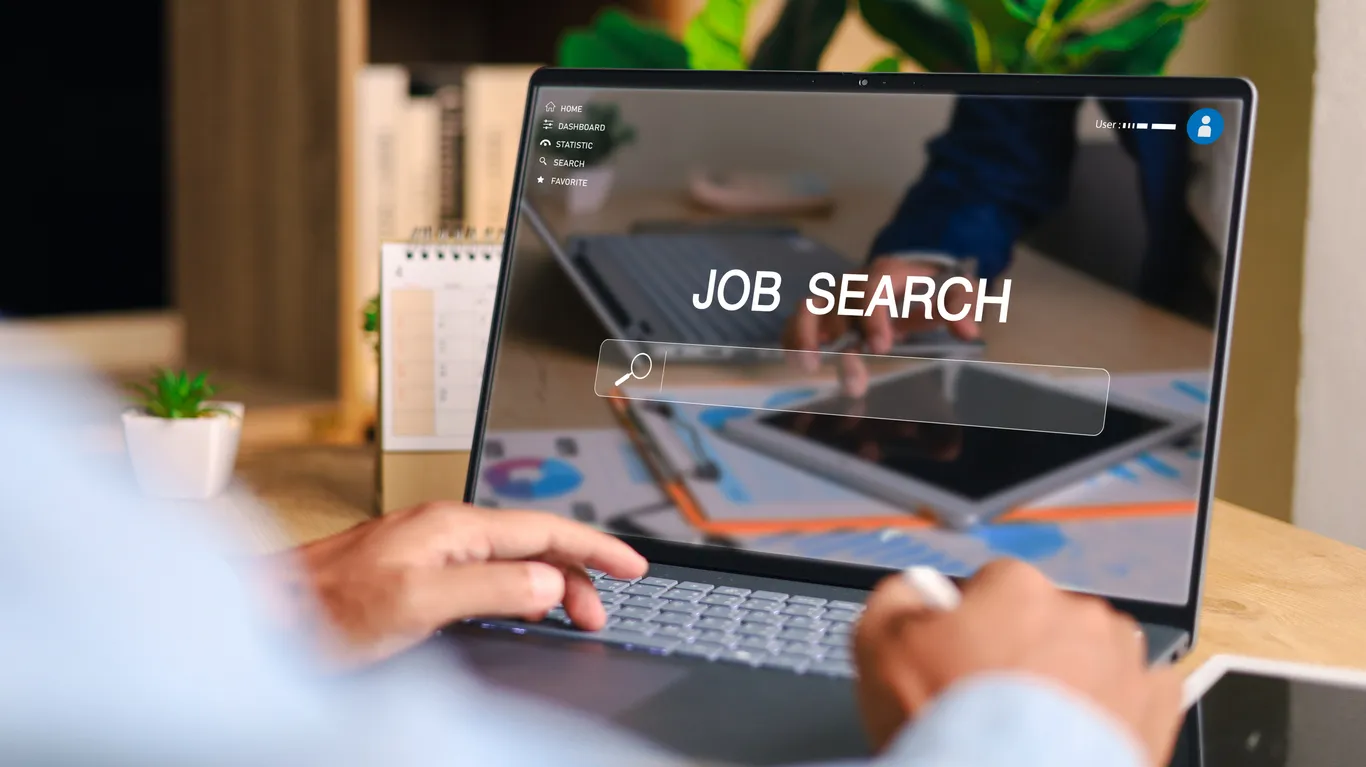 persona realizando una busqueda de empleo en un sitio web en su laptop