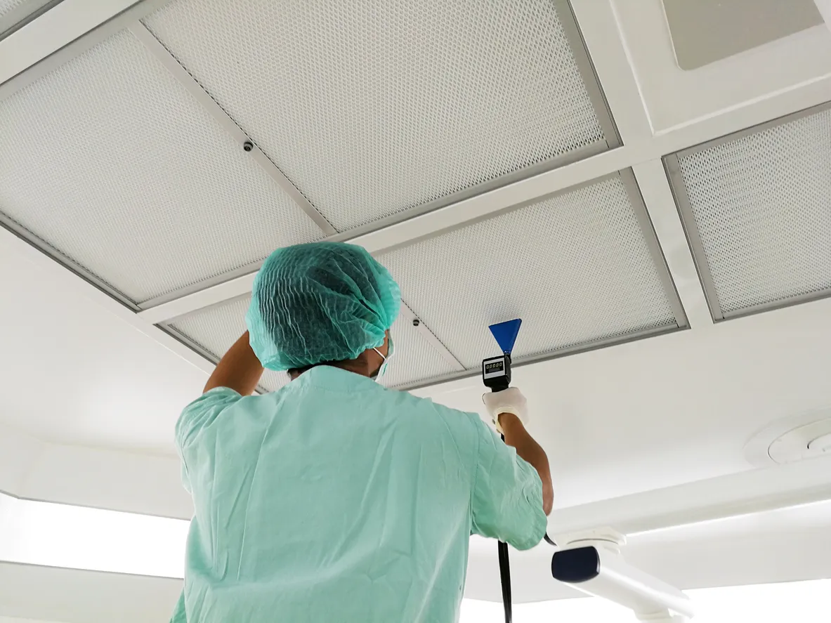Prueba de fugas de instalación de filtro HEPA - Pruebas y certificación de salas blancas.