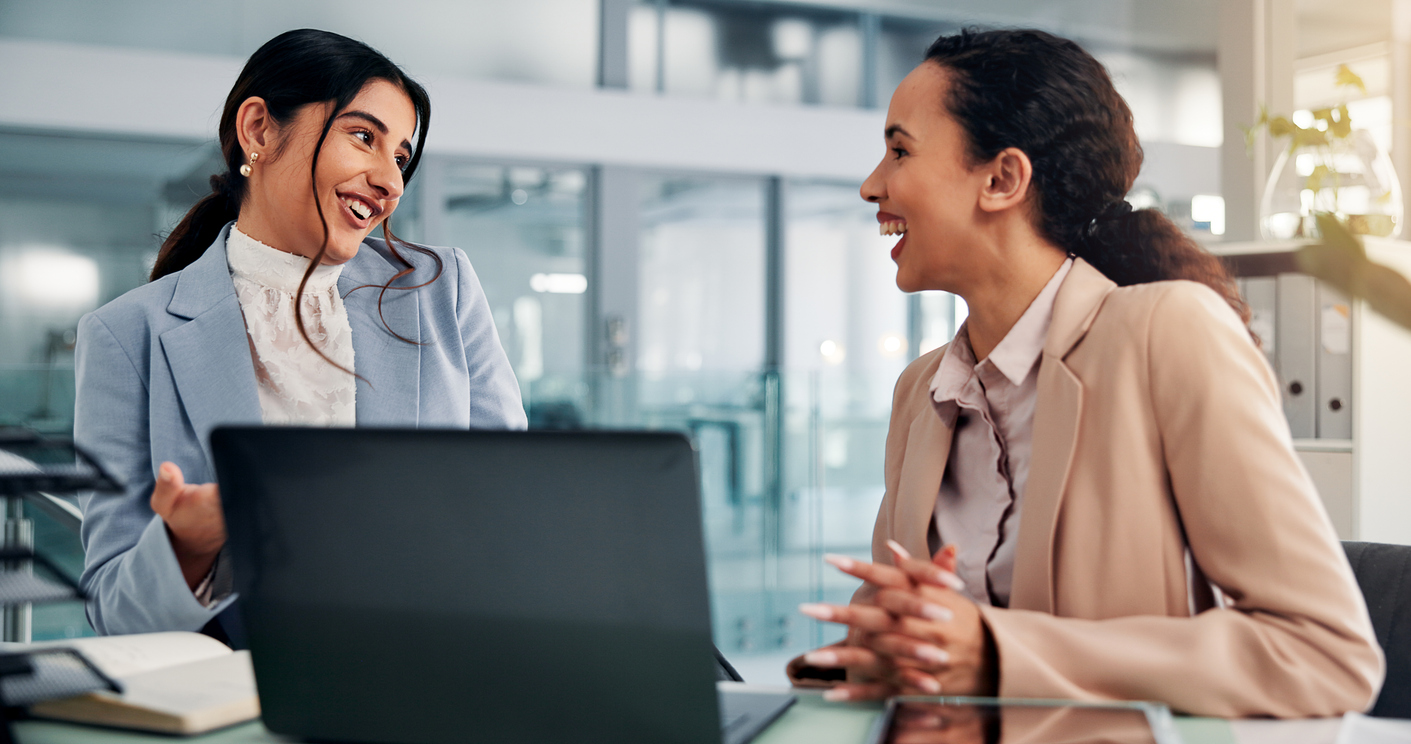 Reuniones, computadoras portátiles y mujeres de negocios en el cargo para revisión financiera, informe presupuestario y plani