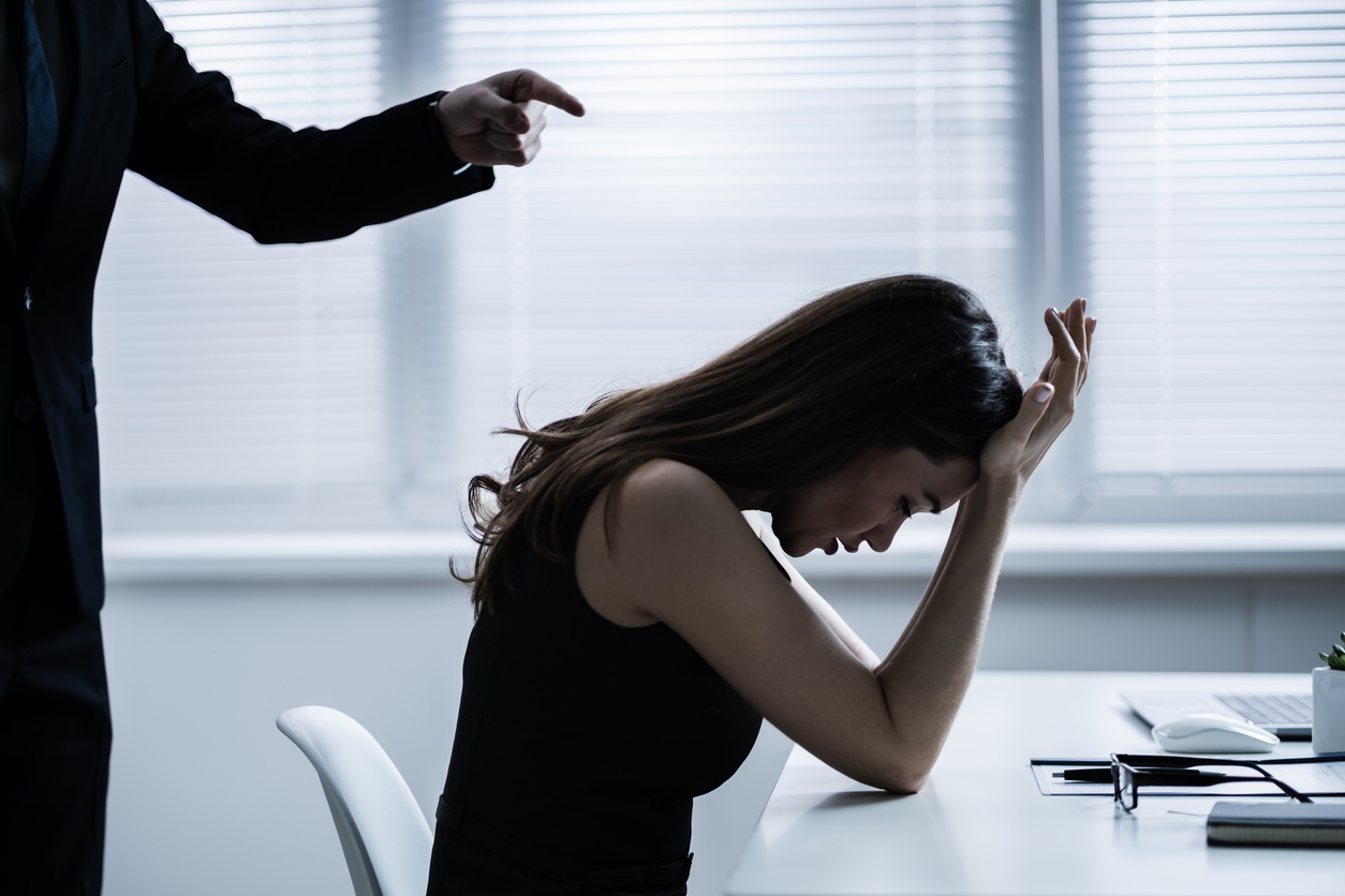 mano señalando a mujer con la palma en la frente por frustración