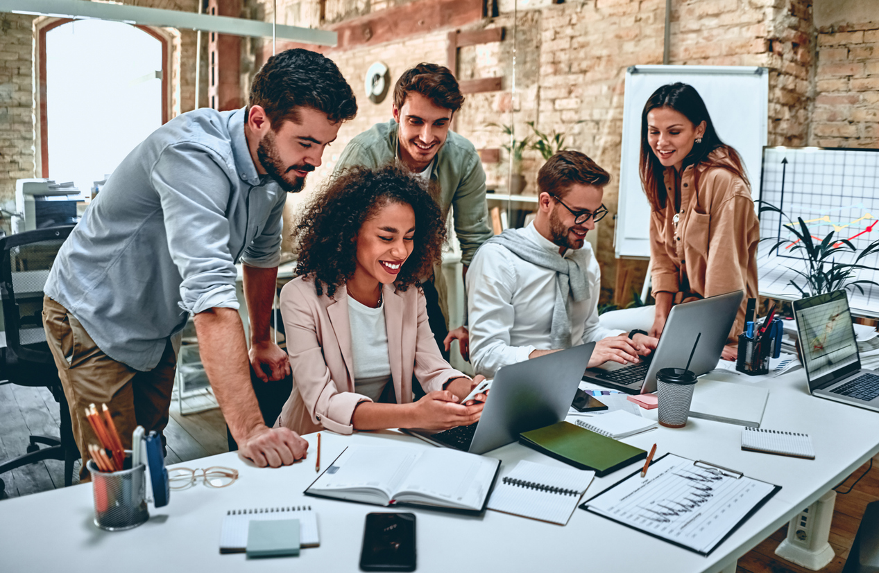 Grupo de personas trabajando en equipo todos con distintas características