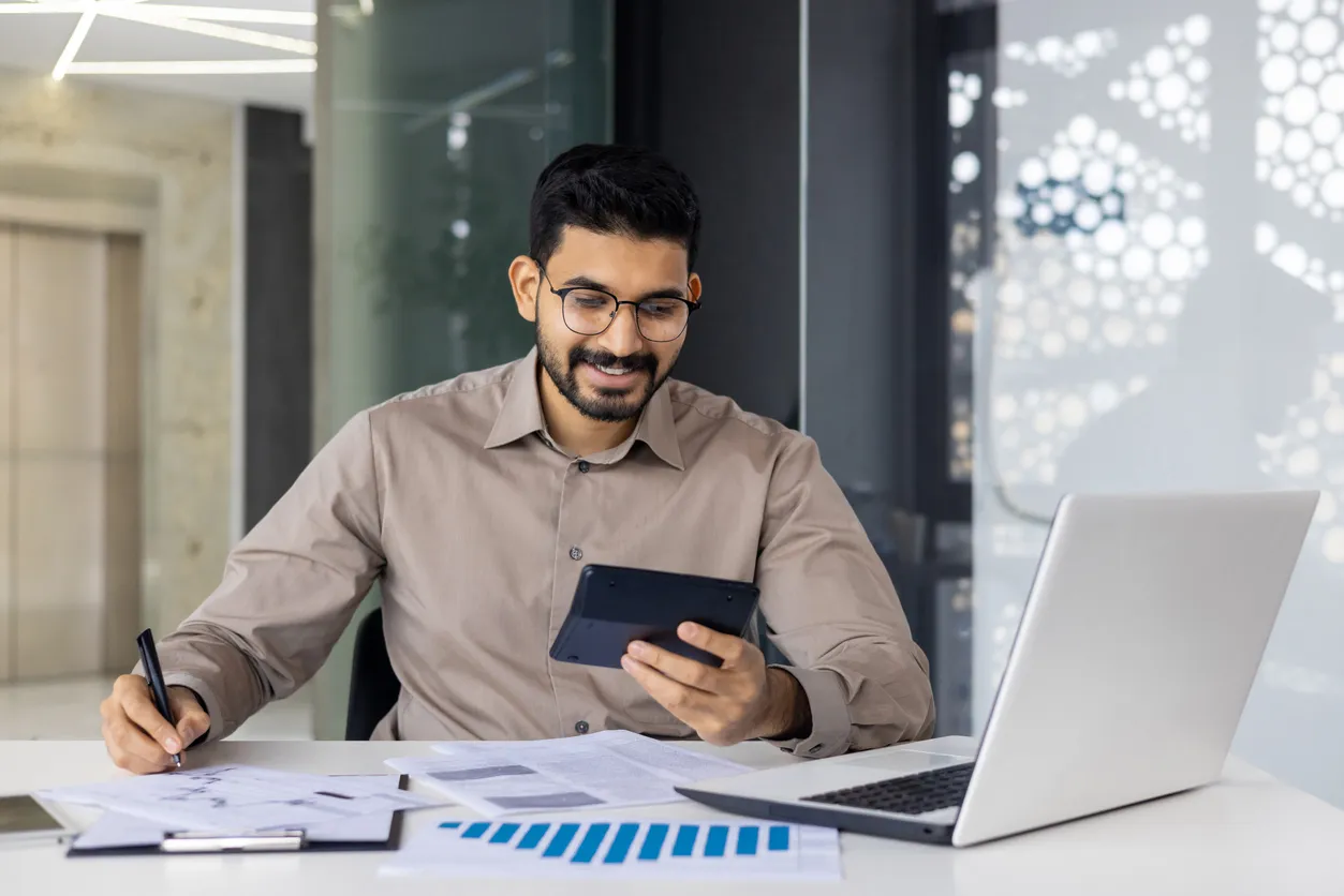 Empleado de recursos humanos realizando los calculos de pago de vacaciones