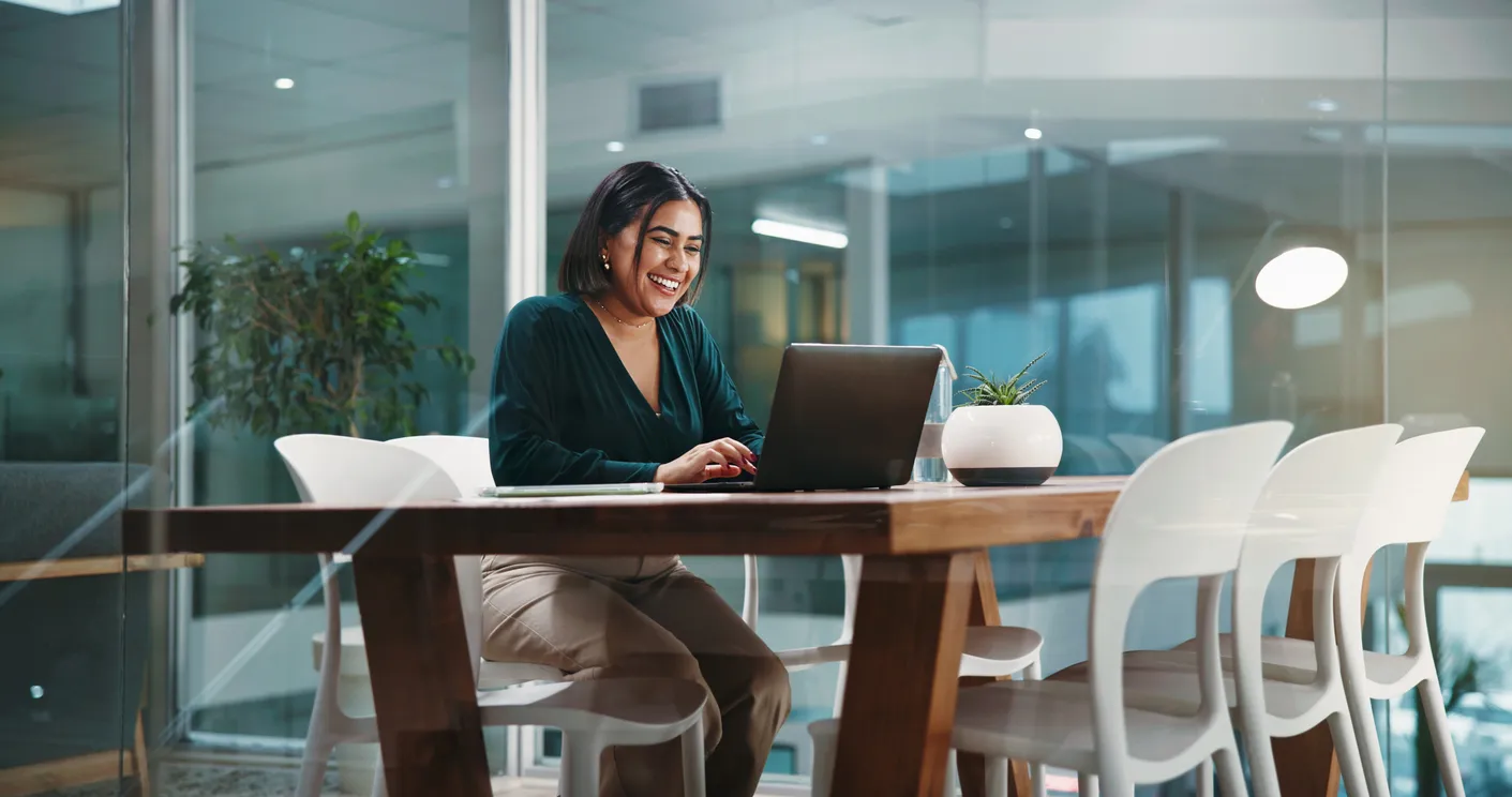 Computadora portátil, investigación y sonrisa con mujer de negocios en la oficina para la agencia de redes sociales, marca 