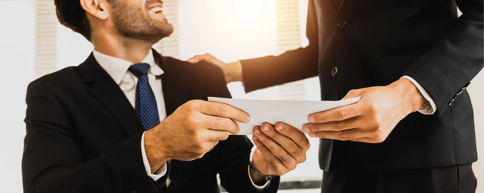 La mano del empleado recibe bonificación del gerente