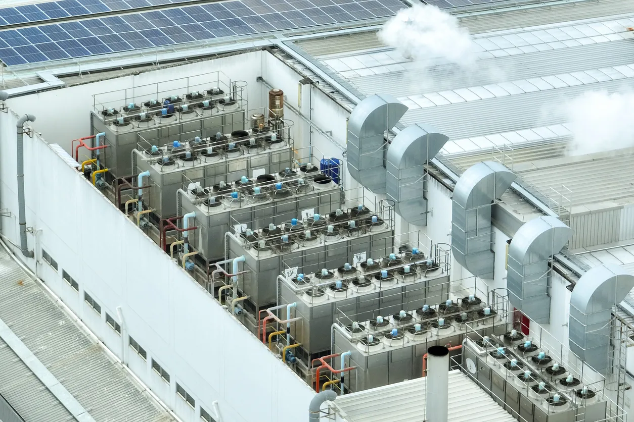Azotea industrial sostenible. Vista aérea que muestra paneles solares, sistemas de ventilación y enfriadores industriales