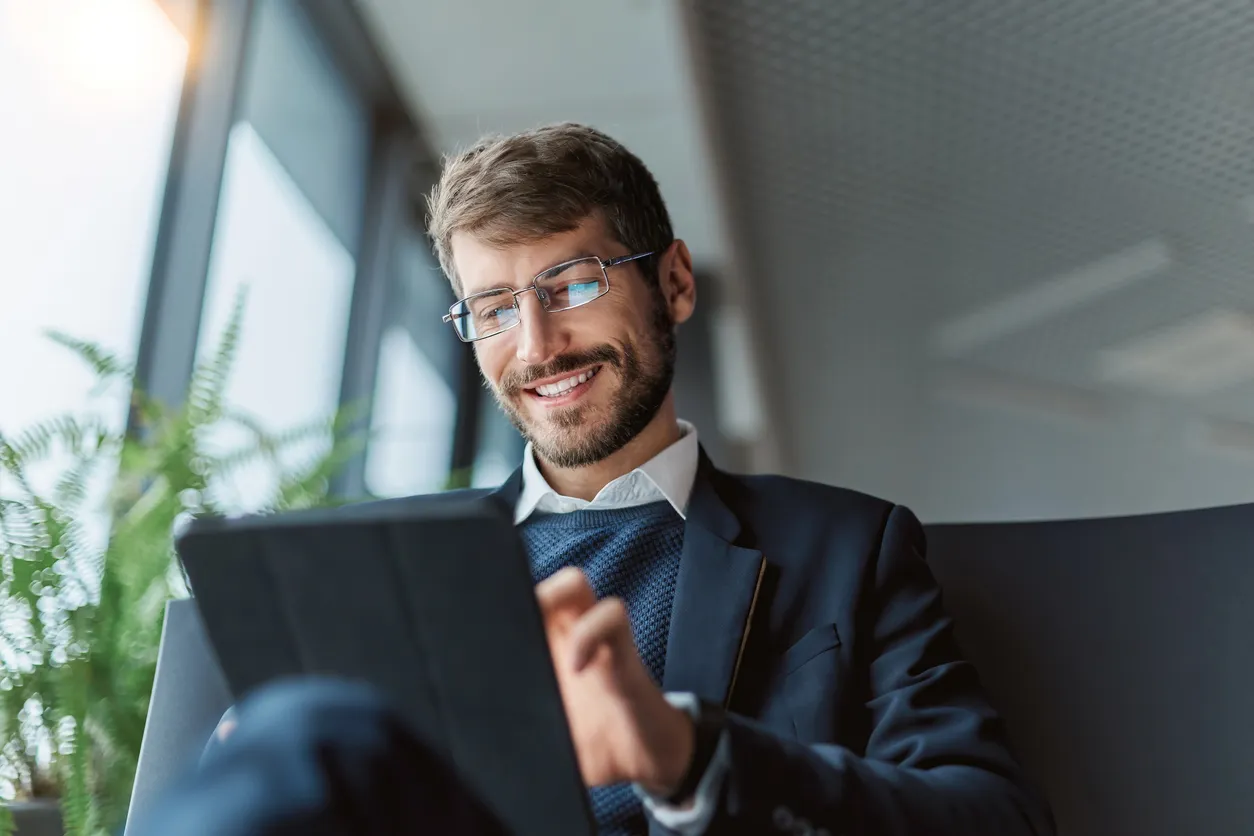 Hombre de negocios reflexivo con una tableta digital