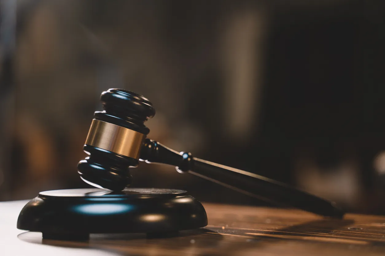 Juicio del juez sobre la legislación, la autoridad, el crimen, el gobierno