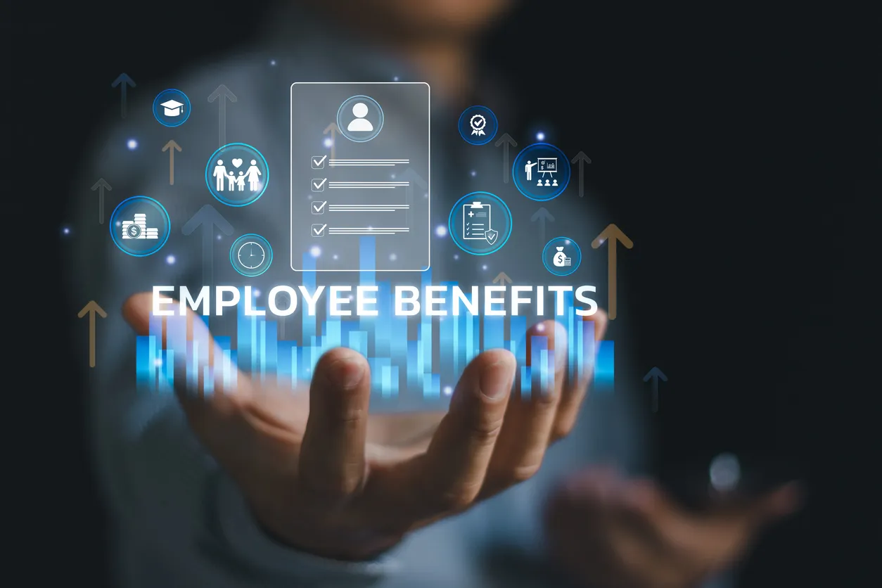 Empresario presentando beneficios para empleados a mano