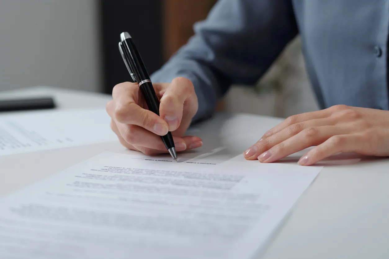 Mujer firmando contrato en el cargo 
