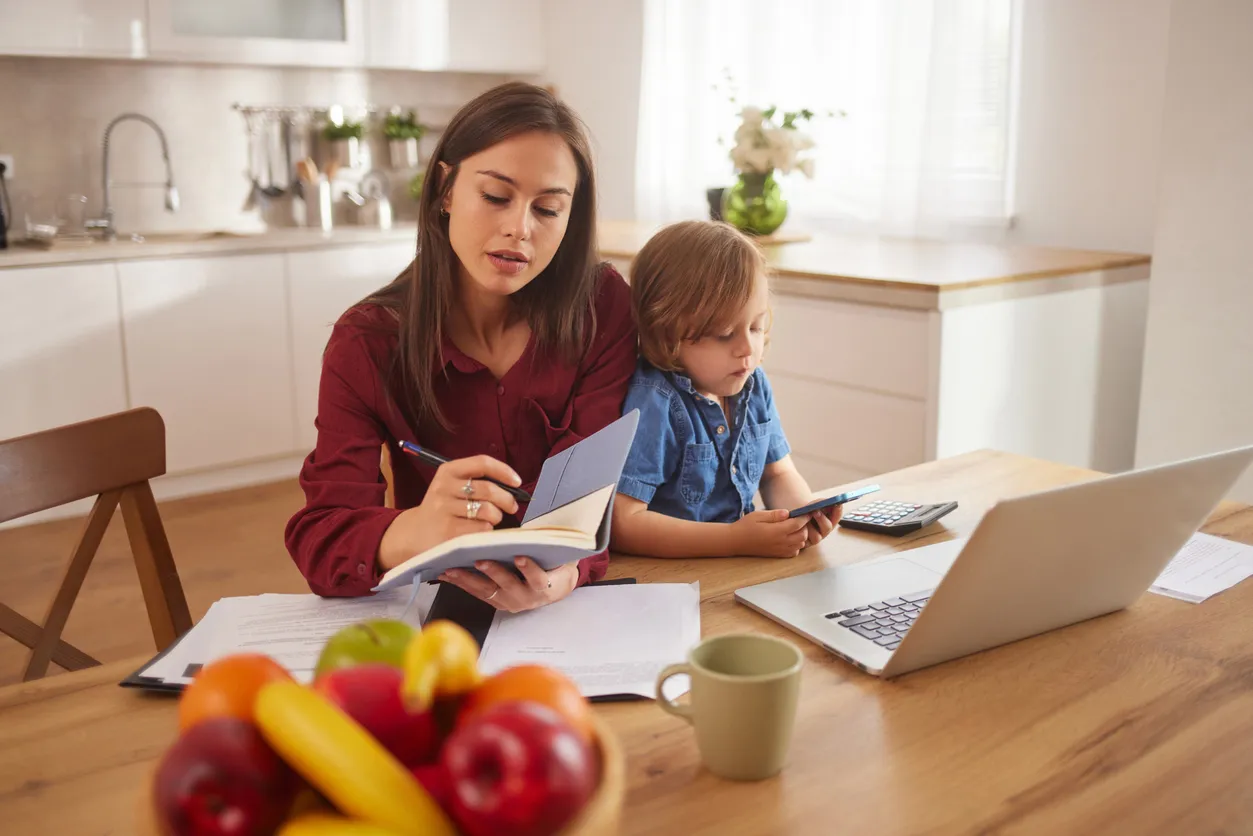 Madre e hijo trabajando desde casa haciendo presupuesto