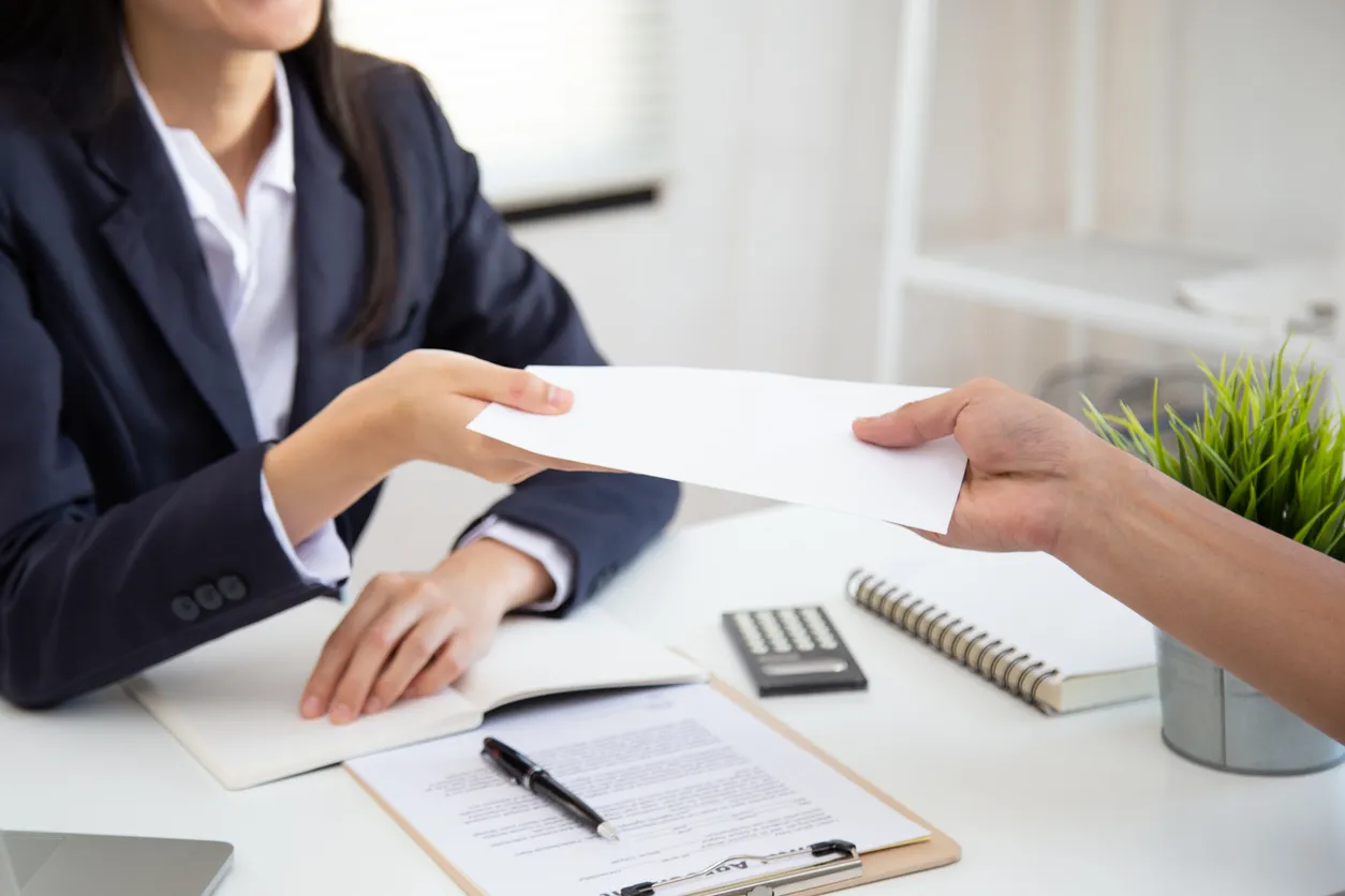 Vista de cerca de una joven mujer de negocios asiática que recibe un salario