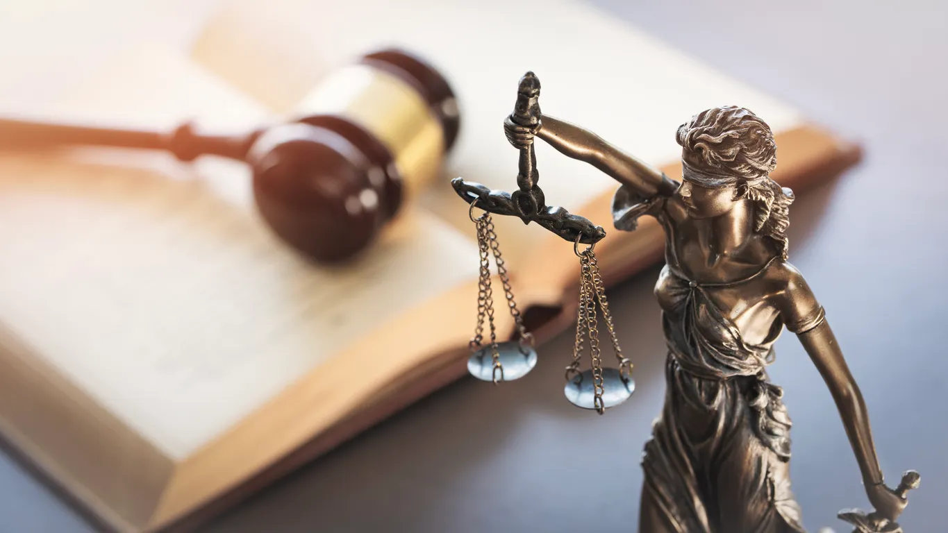 Balanzas de la justicia, símbolo, concepto legal y de la ley - Foto de stock