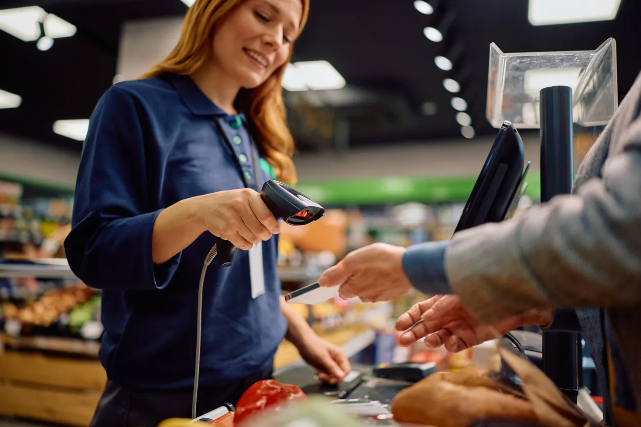 Primer plano del cupón de escaneo del cajero en el teléfono inteligente del cliente.