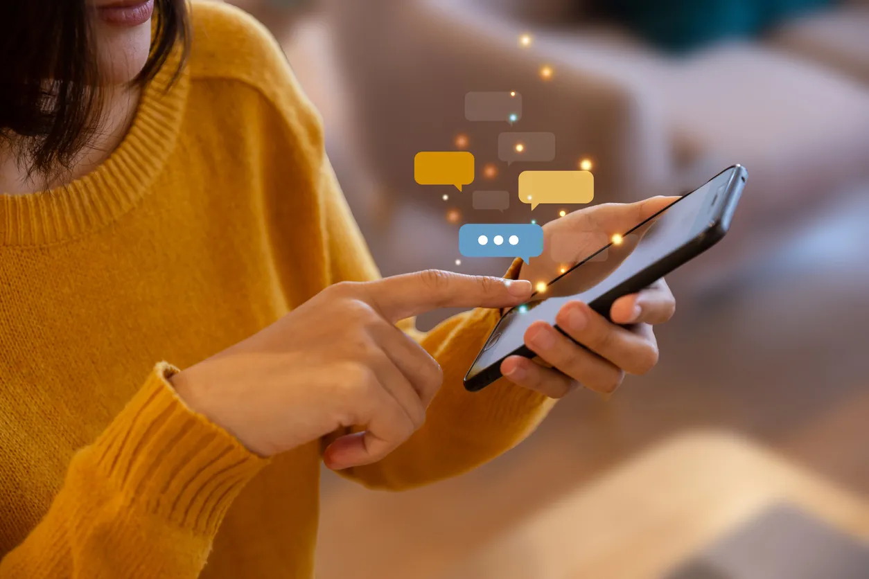 Mano de mujer joven que usa un teléfono inteligente para chatear y comunicarse.Hoy es necesario una buena recepción de señal 