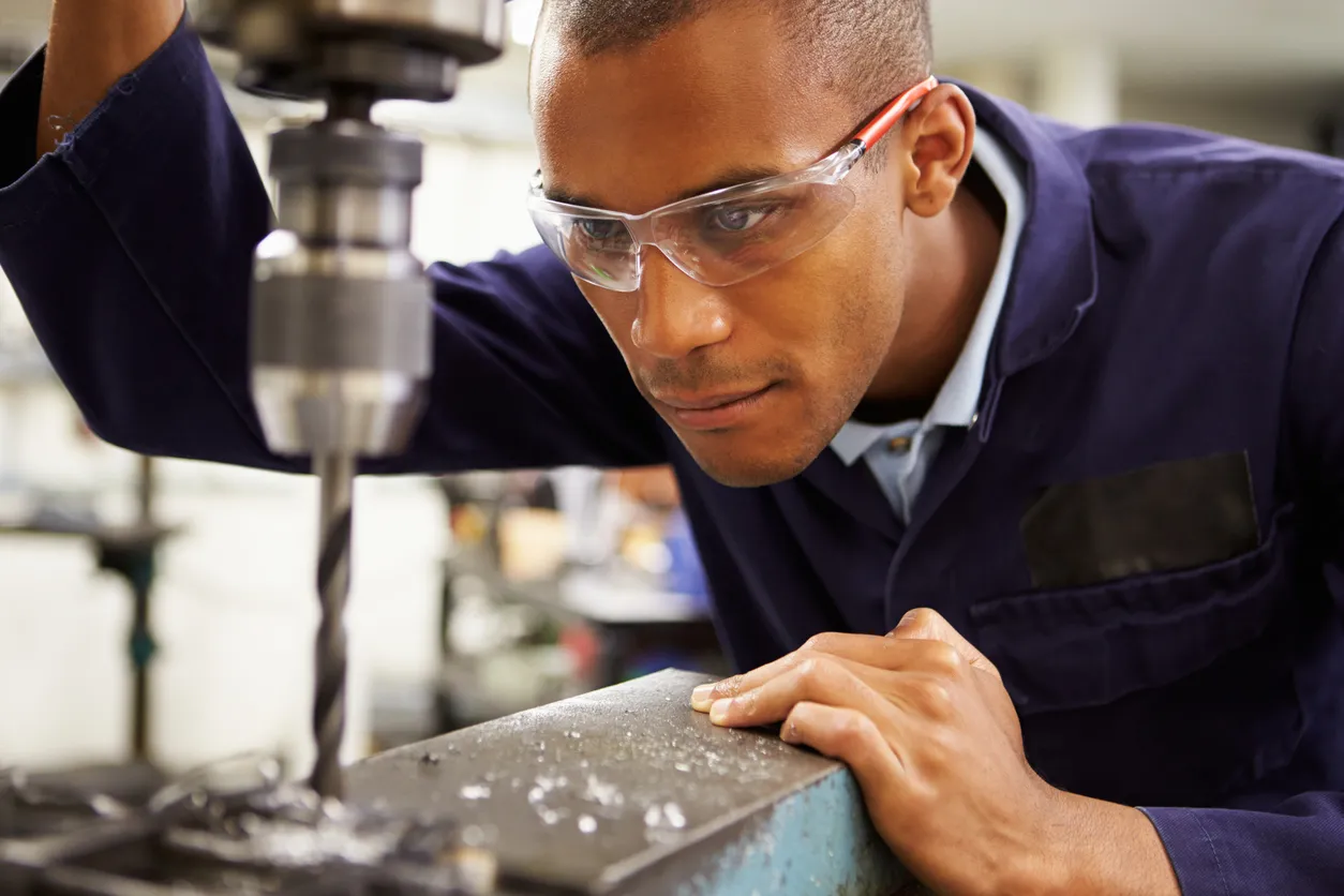 Aprendiz Ingeniero uso de la máquina de fresado de