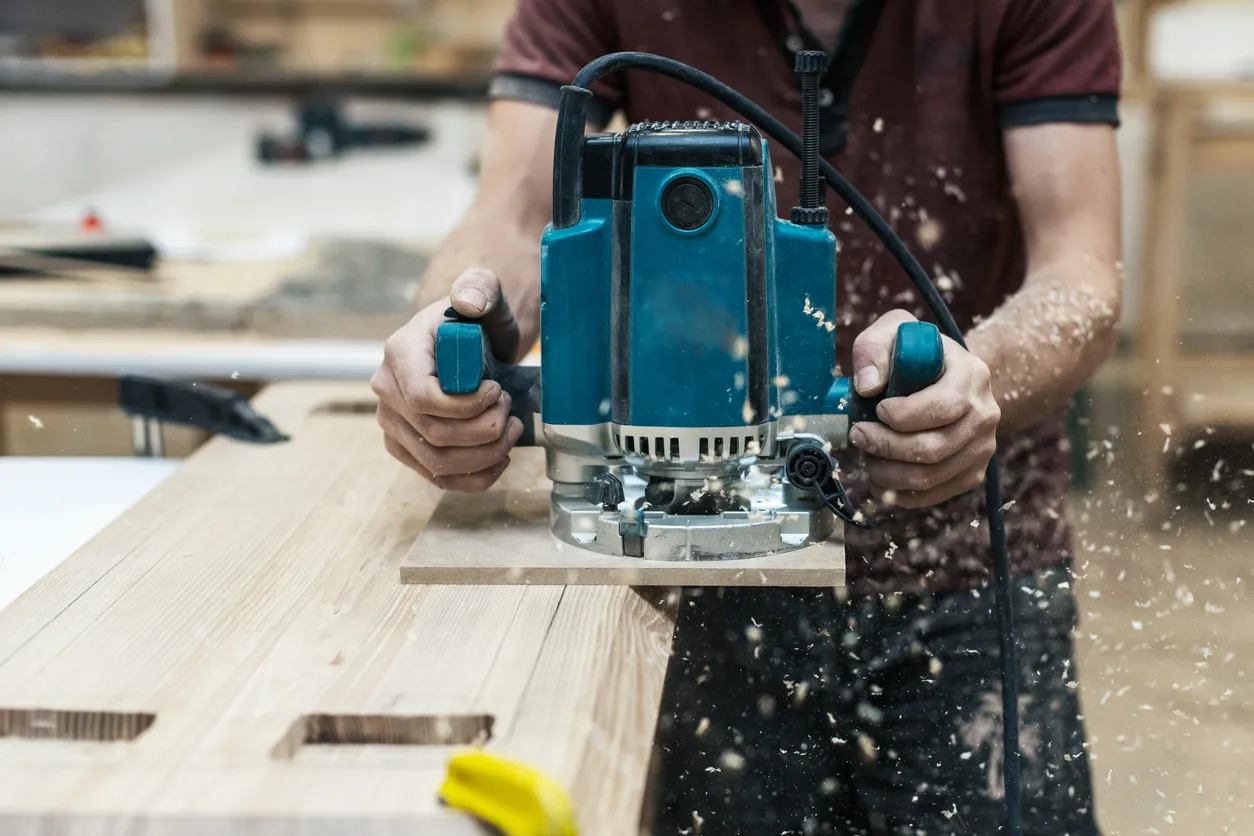 Concepto manual de madera. Recorta cerca foto de comerciante de artesanía ebanista con herramienta eléctrica