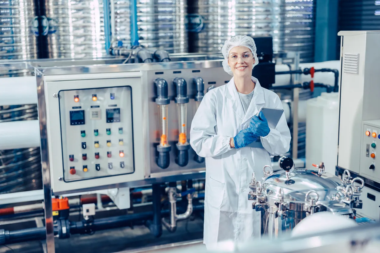 Técnicas de limpieza química y regeneración para extender la vida útil de las membranas RO.