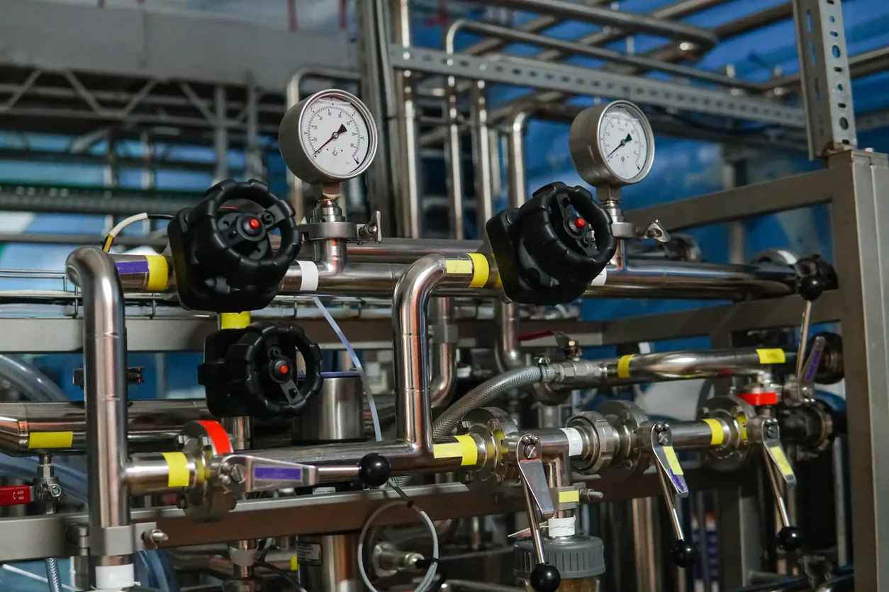 Cálculo de capacidad en ósmosis inversa industrial, dimensionamiento RO, caudal requerido y eficiencia de tratamiento de agua