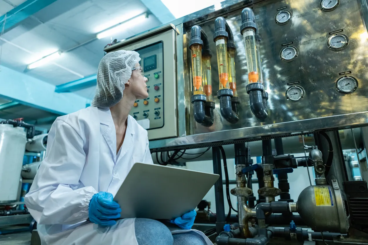 Aprende a realizar balances de flujo para optimizar sistemas RO industriales.