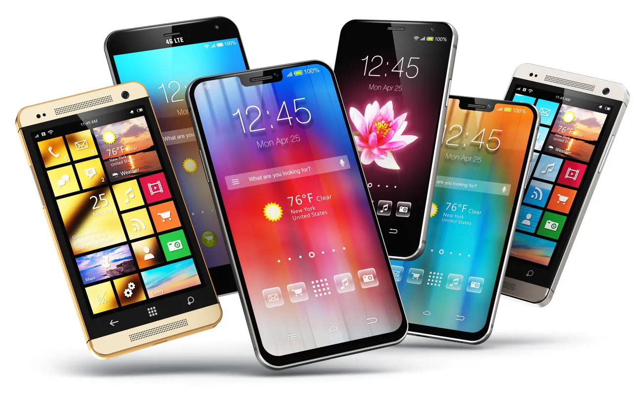 Varios teléfonos inteligentes modernos con pantalla táctil