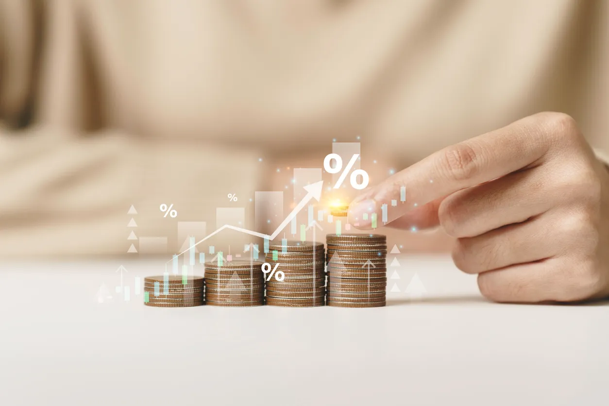 Pila de monedas de plata con flecha hacia arriba. Concepto de financiación y aumento de la tasa de interés. Crecimiento de la
