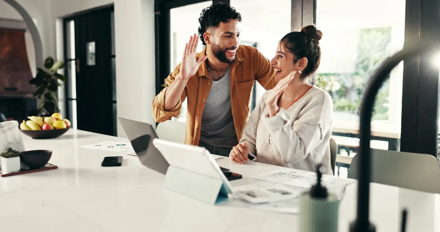 Choca los cinco, computadora portátil o celebración de pareja feliz para el objetivo del presupuesto, el éxito o la planifica