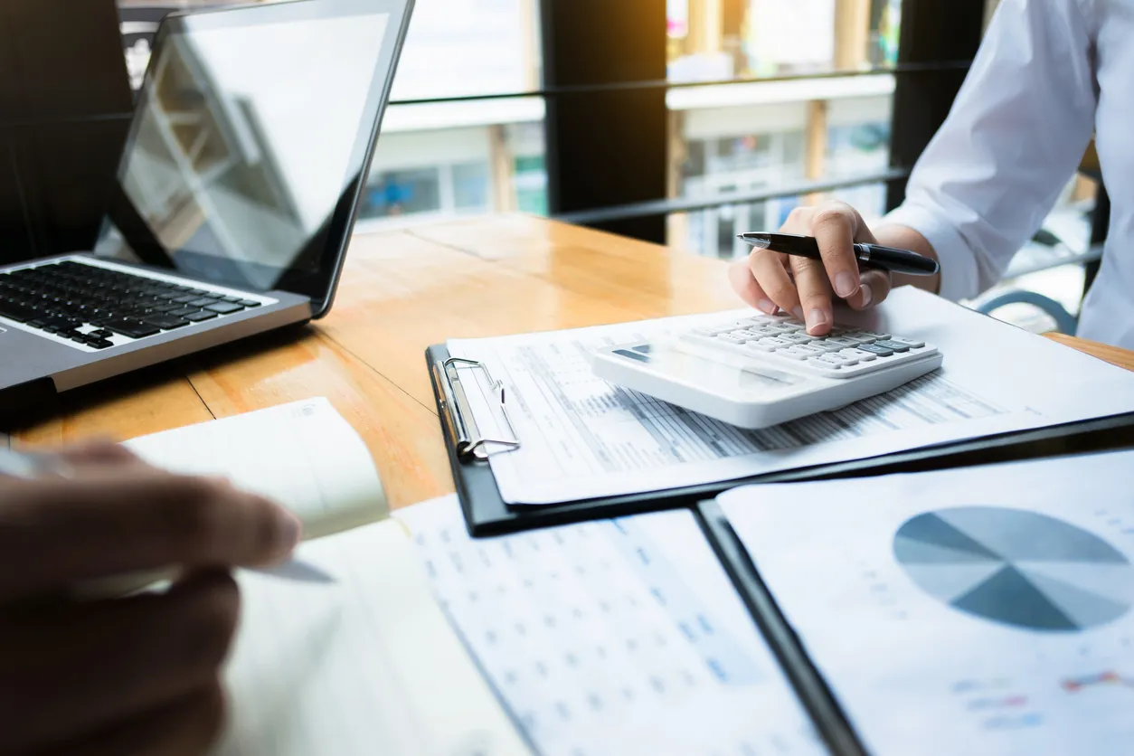 Auditorías de negocios utilizando un fondo de inversión de datos financieros de calculadora en un lugar de trabajo