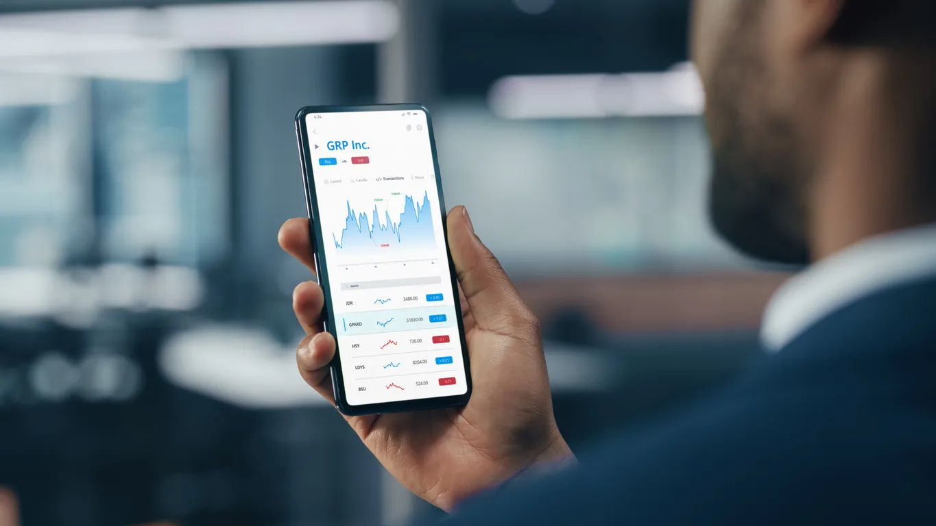 ejecutivo revisando sus inversiones en una APP en su celular