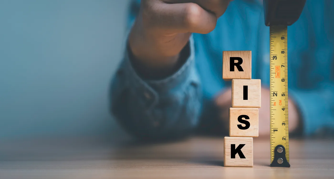 Hombre de negocios que utiliza cinta métrica con redacción de riesgo para el análisis de riesgos investiga el concepto de ges