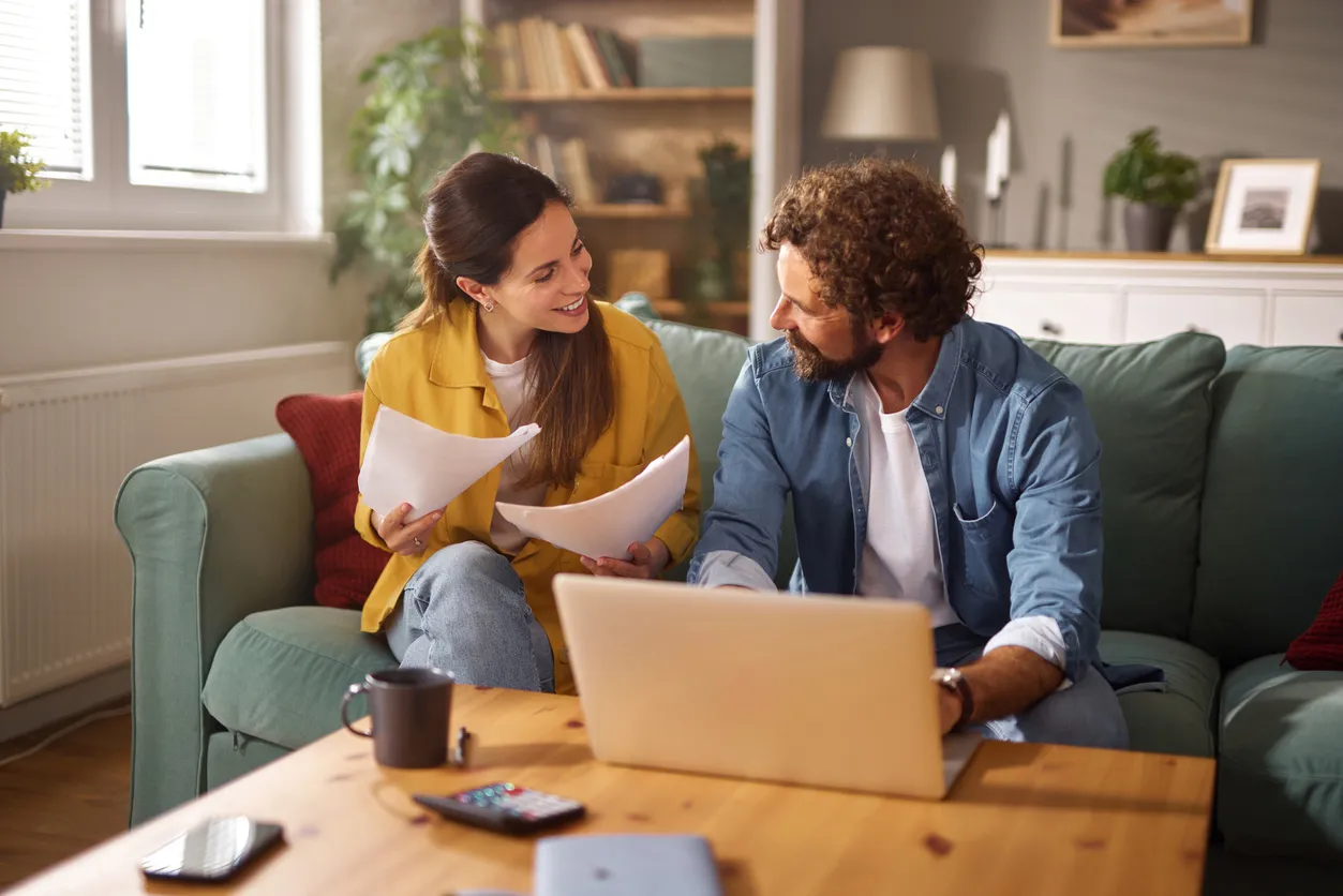 Pareja que gestiona las finanzas domésticas y el seguro de vida en casa 