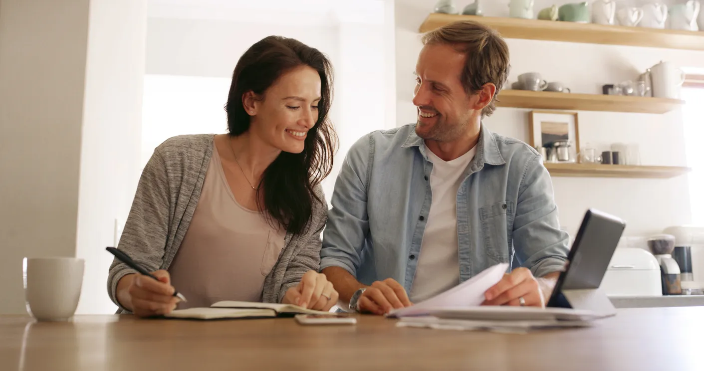 Hogar, documentos y pareja con sonrisa, finanzas y pago de hipoteca, tableta y conversación Apartamento, banca y hombre con m