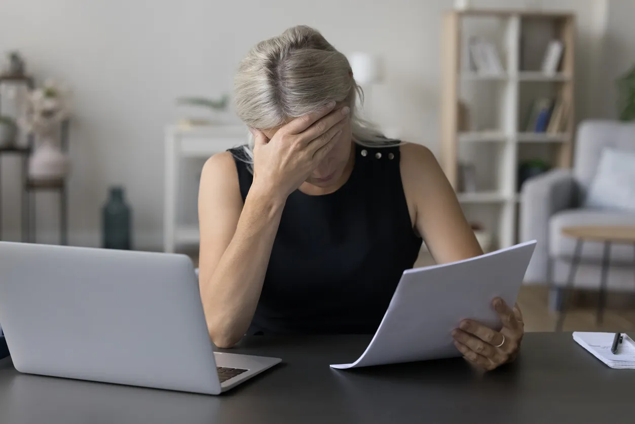 Deprimido triste emprendedor maduro, mujer de negocios leyendo documento en papel 