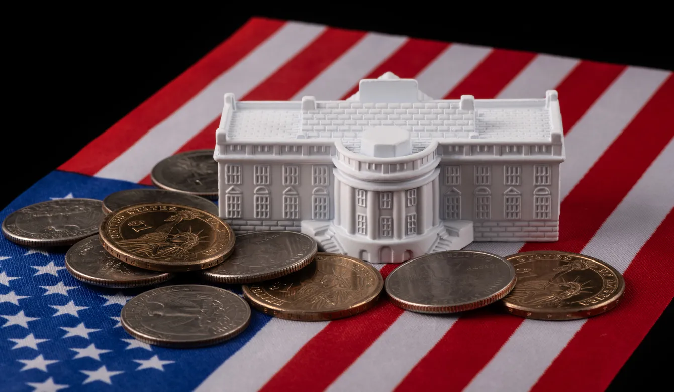 La residencia simbólica del presidente de Estados Unidos, la Casa Blanca, con la bandera y las monedas estadounidenses como t