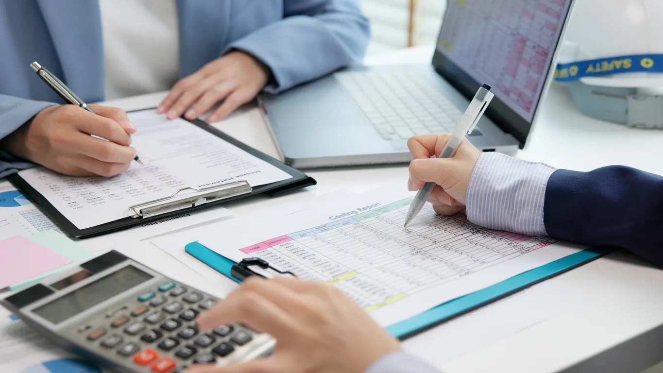 Mujer experta, mujeres asiáticas, revisan los datos, número de costos, cuenta gerencial, prepare el informe mensual de variac