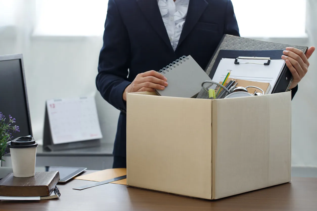 Empleada con sus cosas empacadas en una caja ya que ha sido despedida de la empresa 