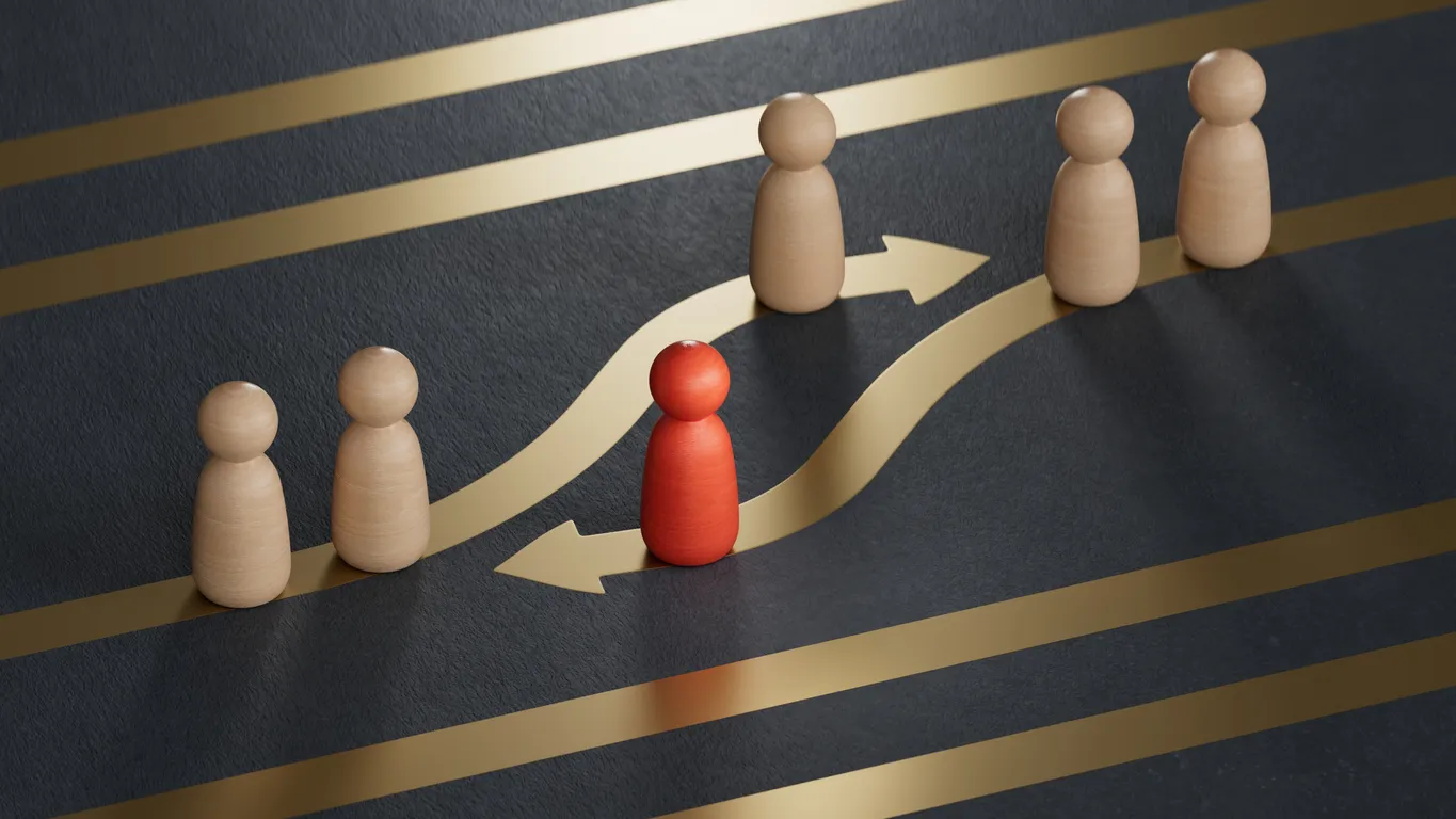 Peones rojos y blancos con flechas doradas. Concepto de intercambio o rotación de empleados.