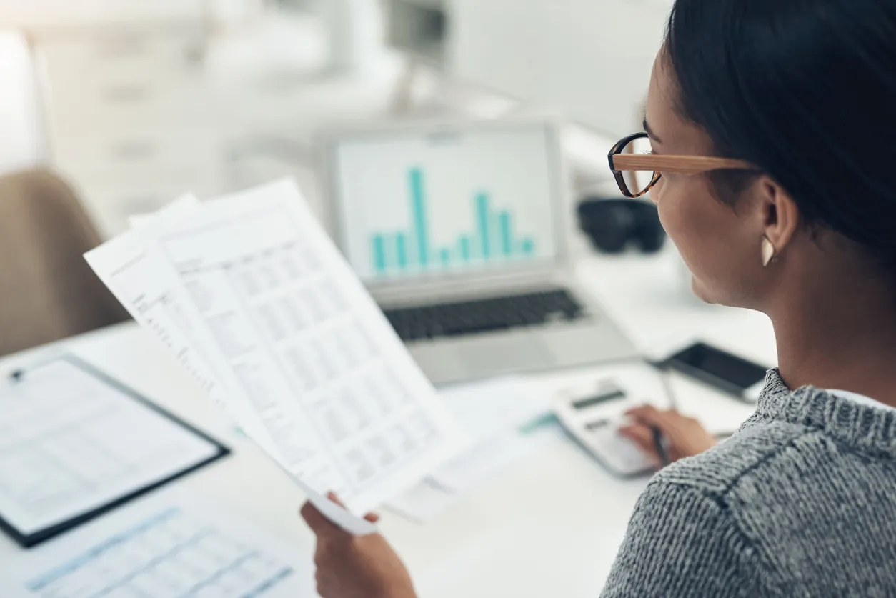 Mujer de finanzas revisando los estadis financieros de una empresa