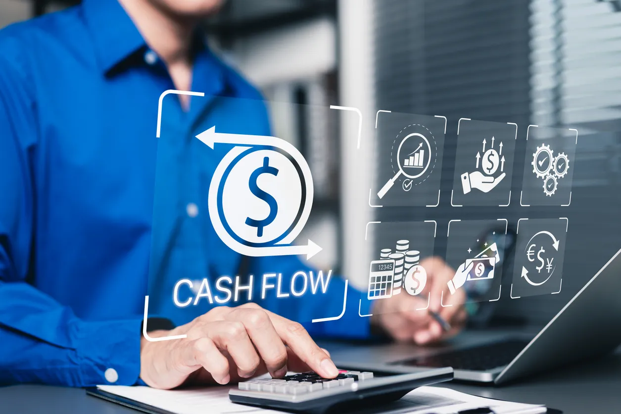 Gestión de flujo de efectivo y concepto de análisis financiero. Hombre de negocios usando calculadora y computadora portátil 