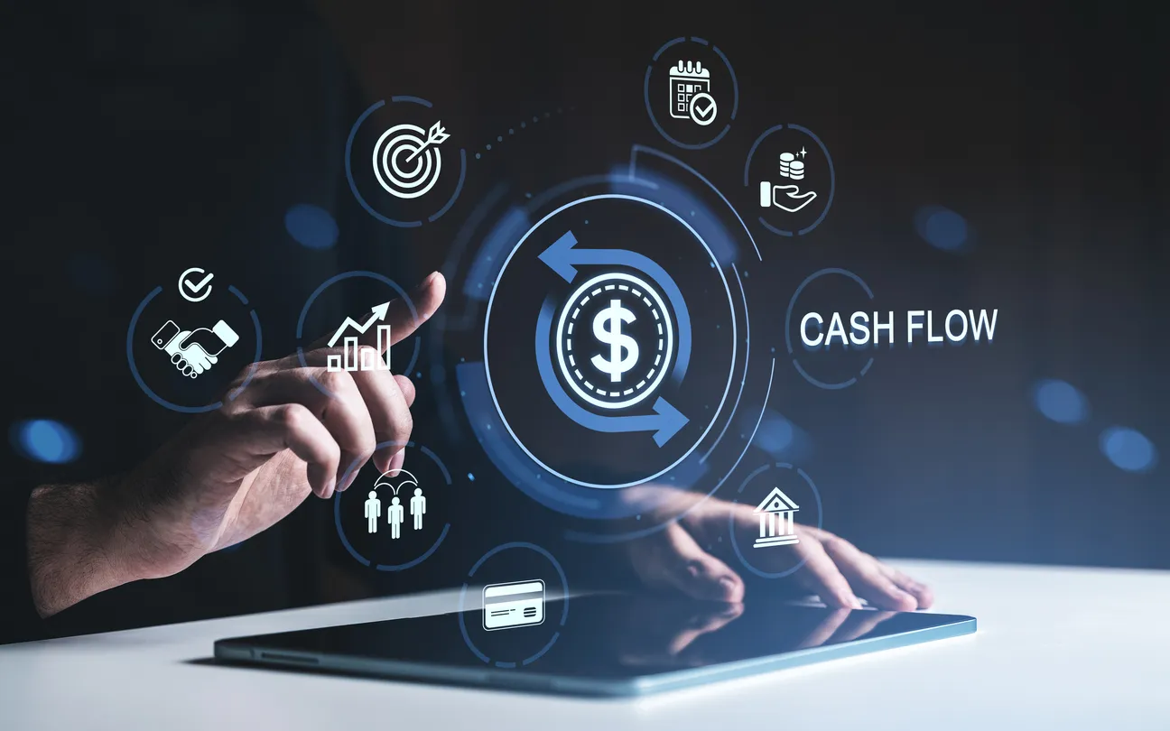 Interfaz de flujo de caja digital con la mano humana interactuando con símbolos financieros brillantes sobre un fondo moderno