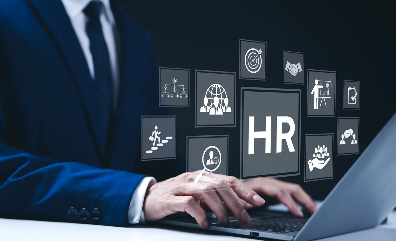 Empresario con iconos digitales que representan las funciones de gestión de recursos humanos, como la retención de talentos