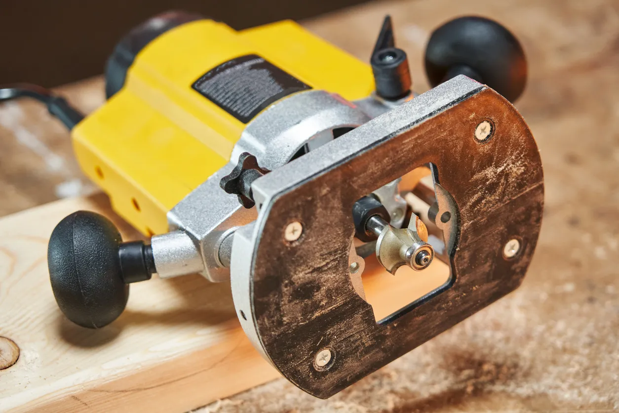 router para madera sobre mesa de trabajo