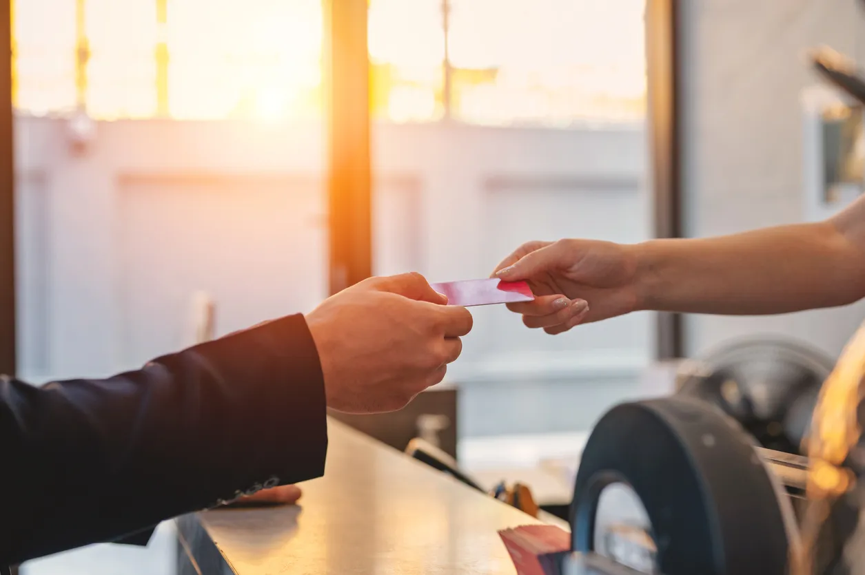 Persona intercambiando una tarjeta en entidad bancaria