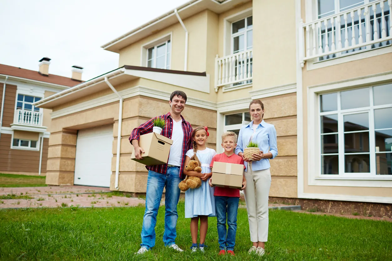 familia llegando a su nueva casa 